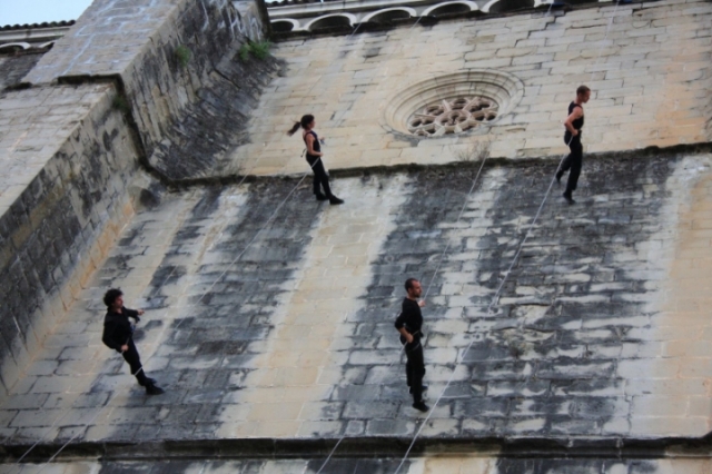 Provisional Danza. Los hombres también mueven las paredes. Foto de Araceli Gracia.